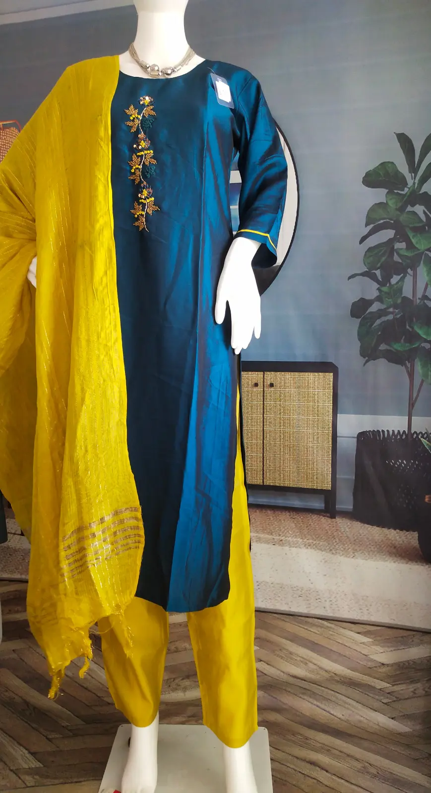 Sri Rajeshwari Silks in Poonjolai, Chinnalapatti offers premium silk sarees, dress materials & fabrics at wholesale prices. Trusted Tamil Nadu silk wholesaler.